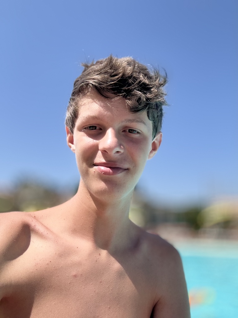 Riccardo Ciapetti in piscina nella tenuta